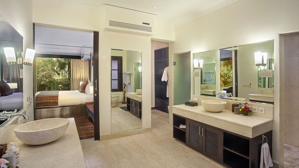 Villa Avalon Main House - Downstairs master bedroom ensuite